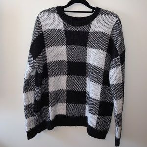 Checkered black and white thick sweater
